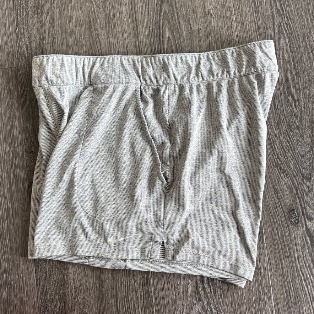 SzM woman’s Nike Dri-Fit light/dark grey micro stripe shorts VGUC - Picture 2 of 5